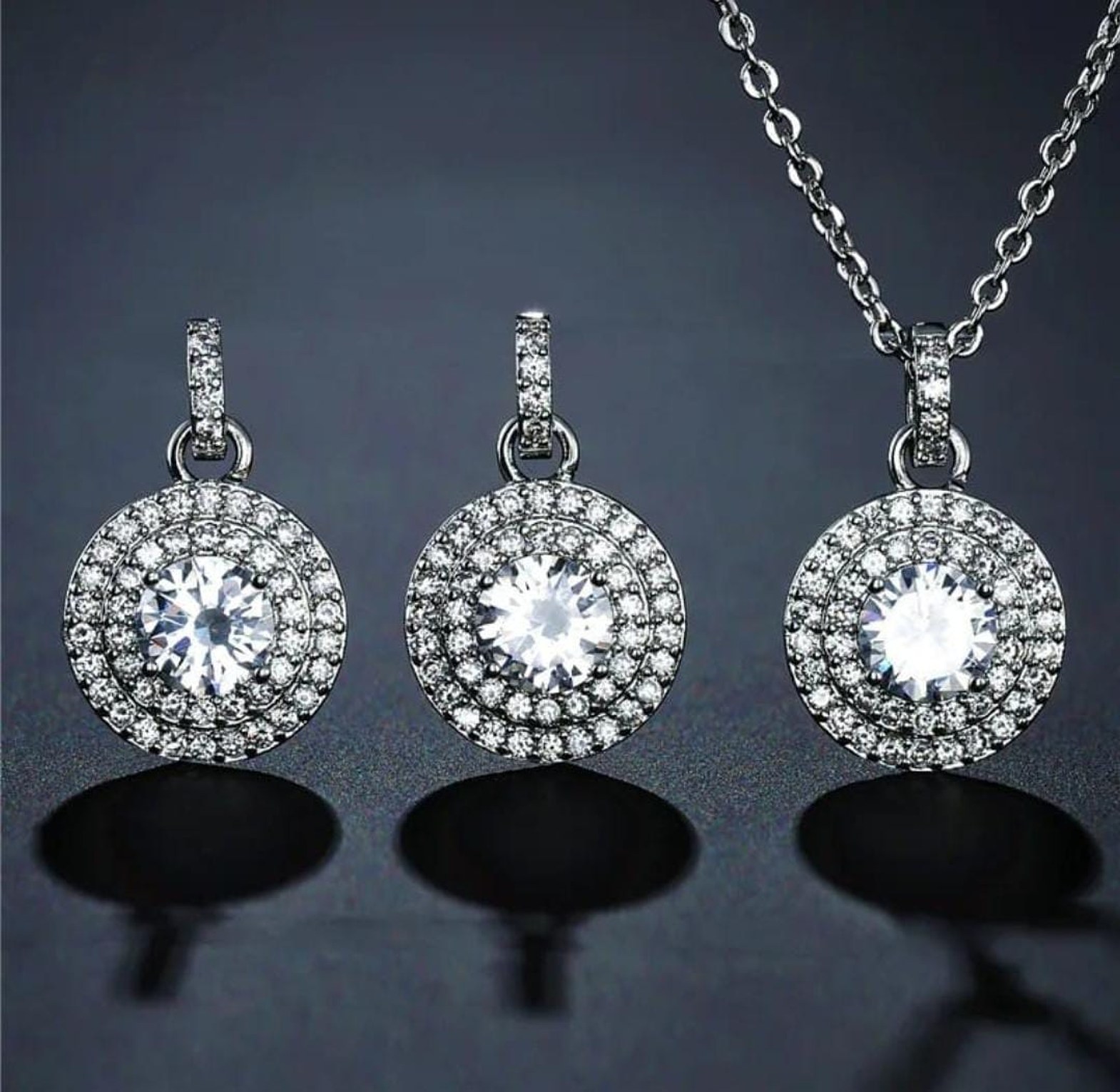 Round Cubic Zirconia set image