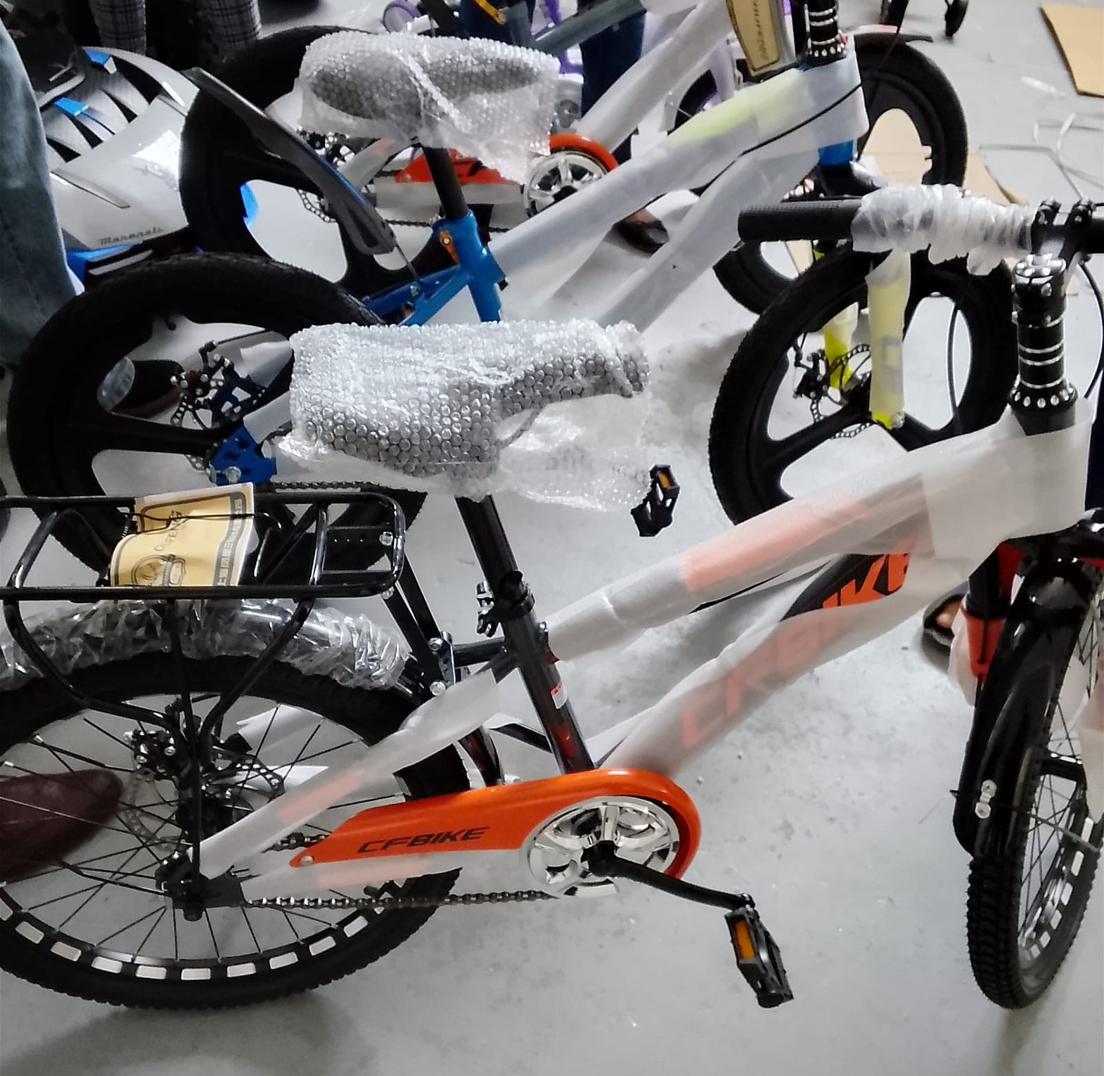 20-Inch Mountain Bike with Front Suspension, Dual Disc Brakes & Rear Carrier Rack image