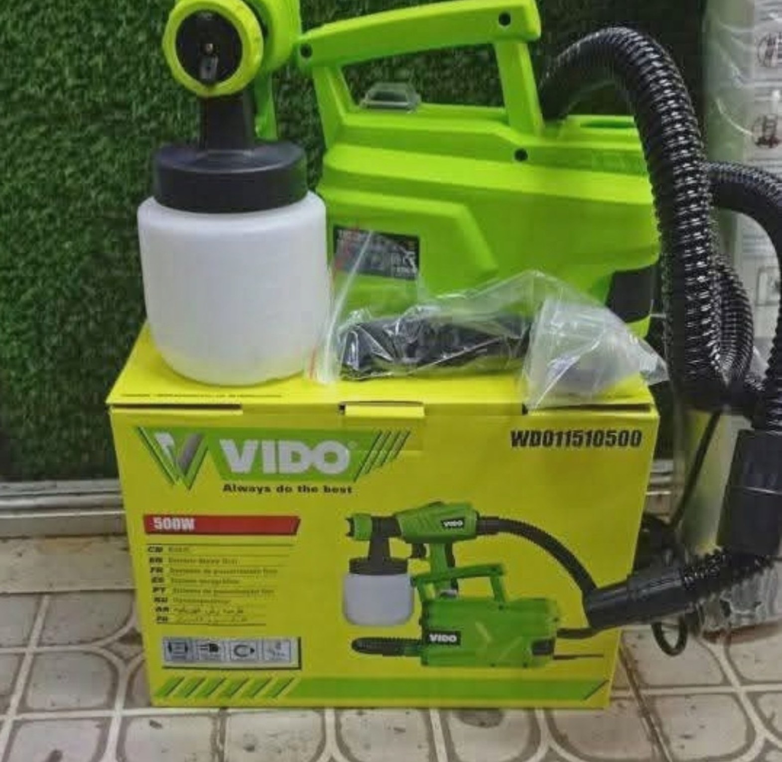 Spray gun with compressor image