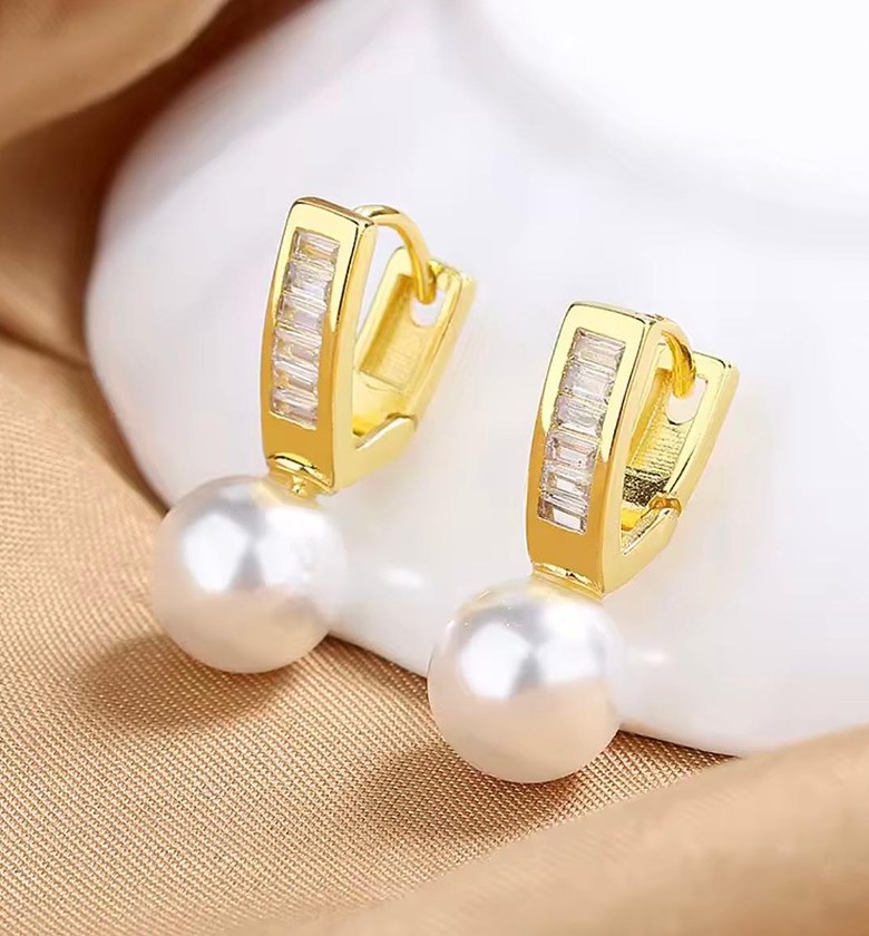 Baghette Bar Pearl Huggie Drops image