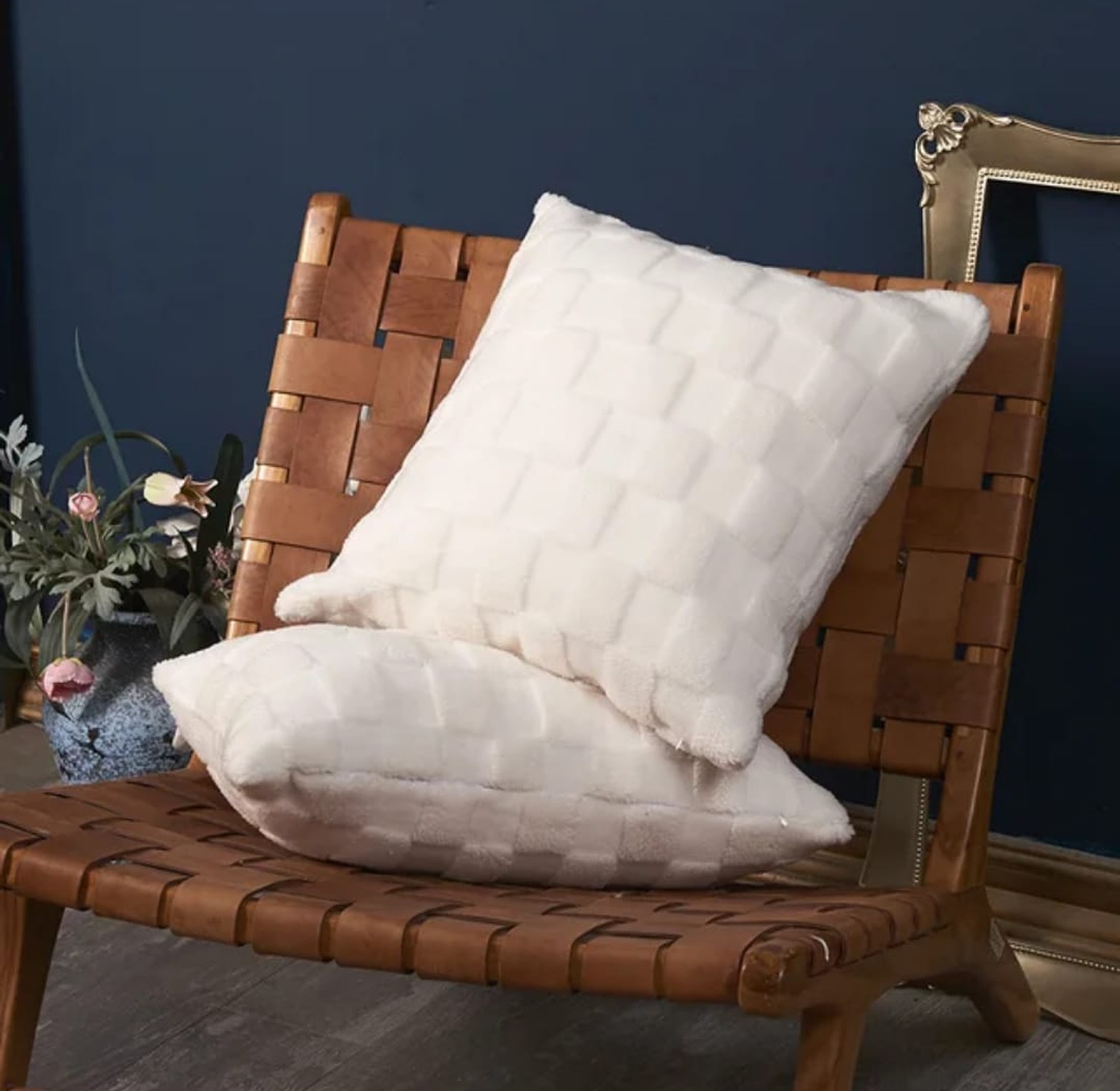 Luxury  Plush Flocking Cushion Cover 3D image