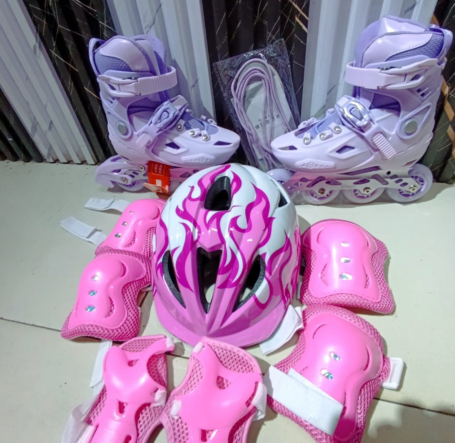 Full set hard boot  skates with rubber wheels All wheels glowing size 28 to 39 image