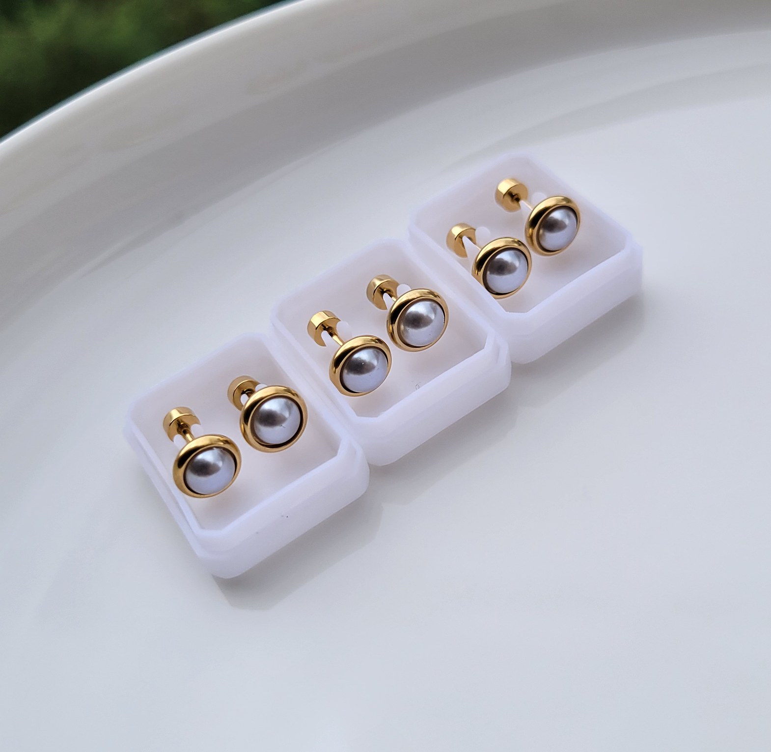 Pearl screw studs image