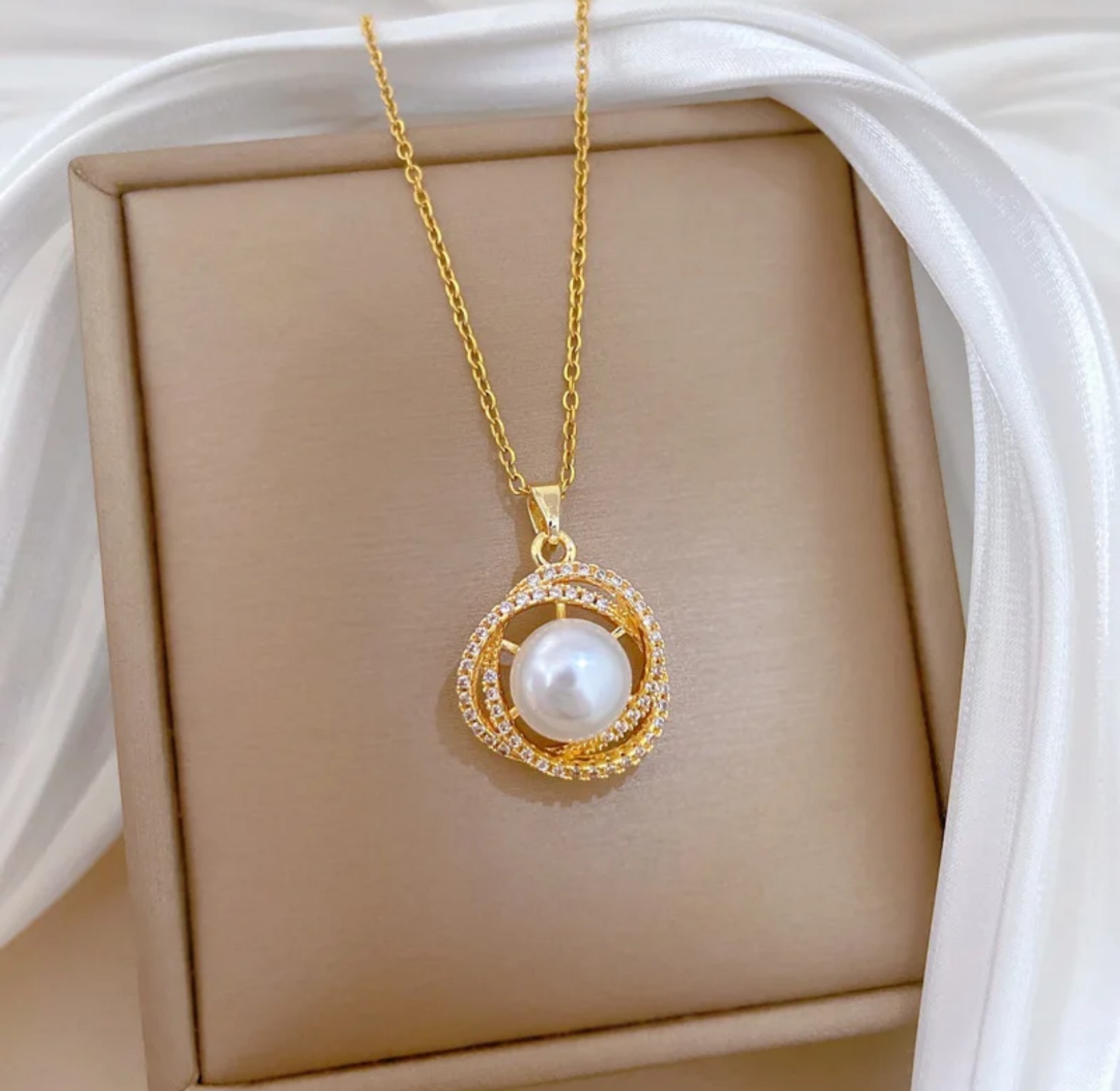 Pearl crystal necklace 1 image