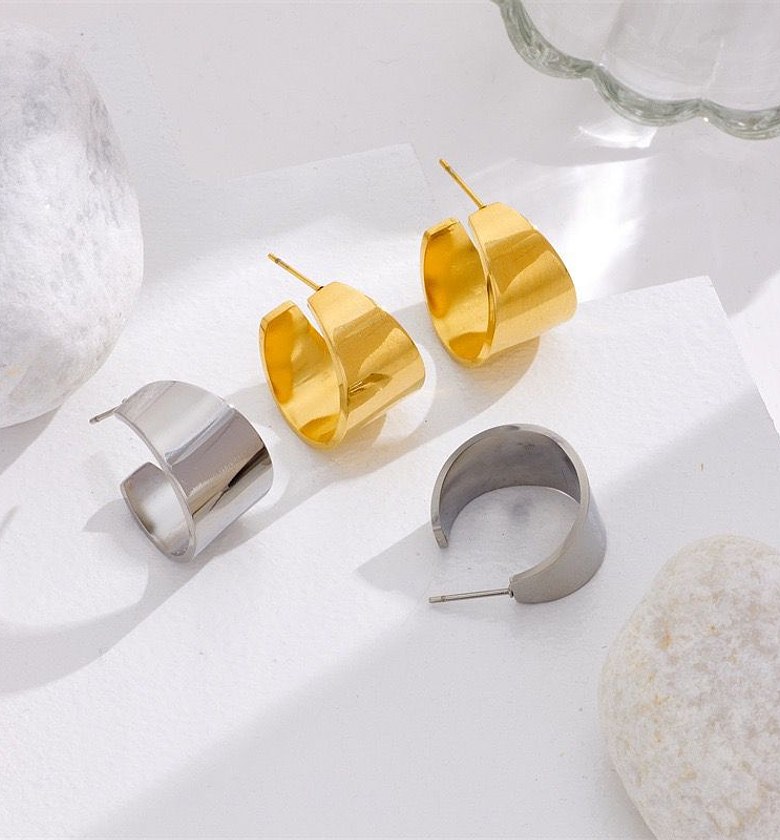 Chic Curve Hoop Earrings image