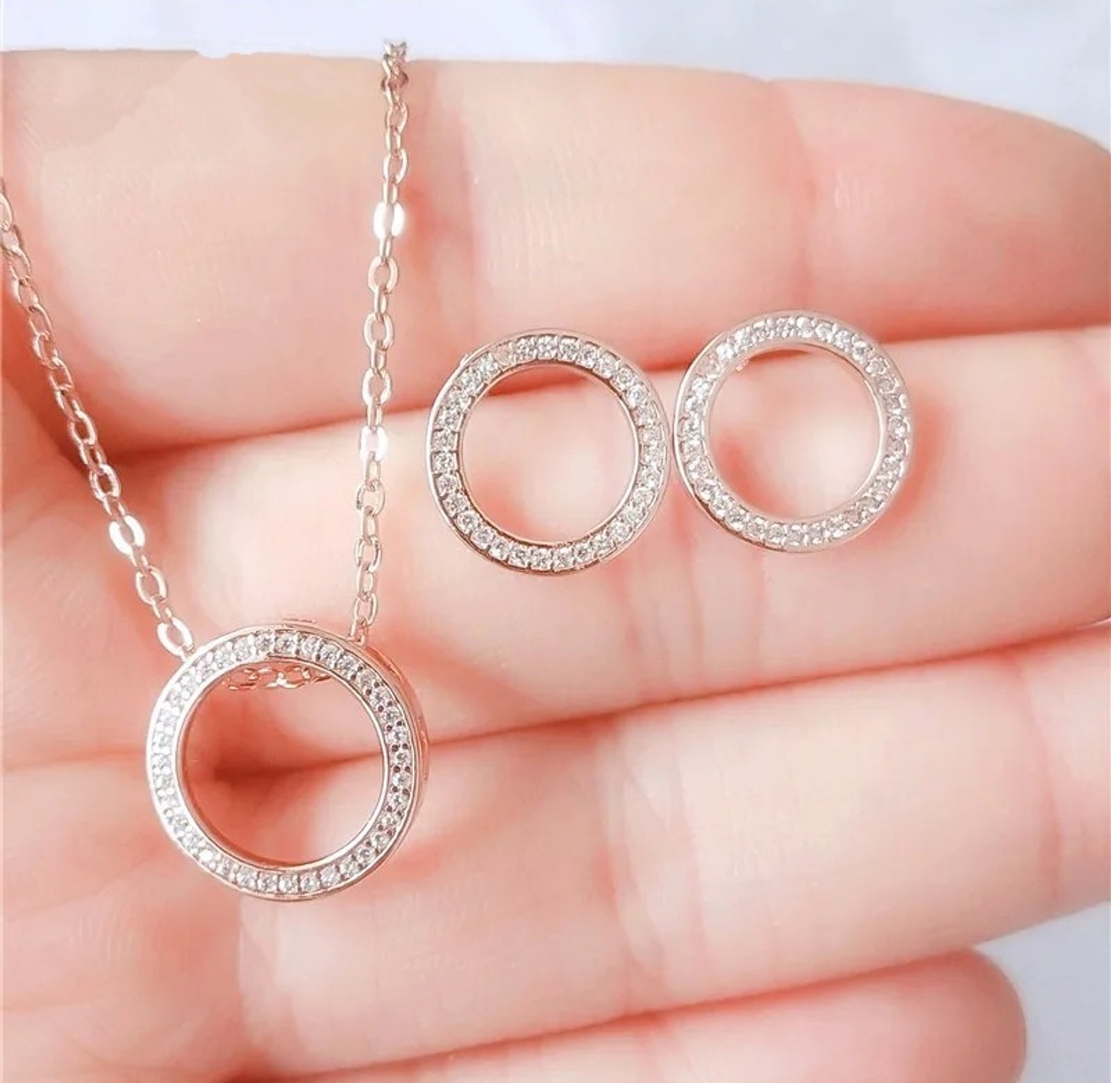 Round Cubic Zirconia set image