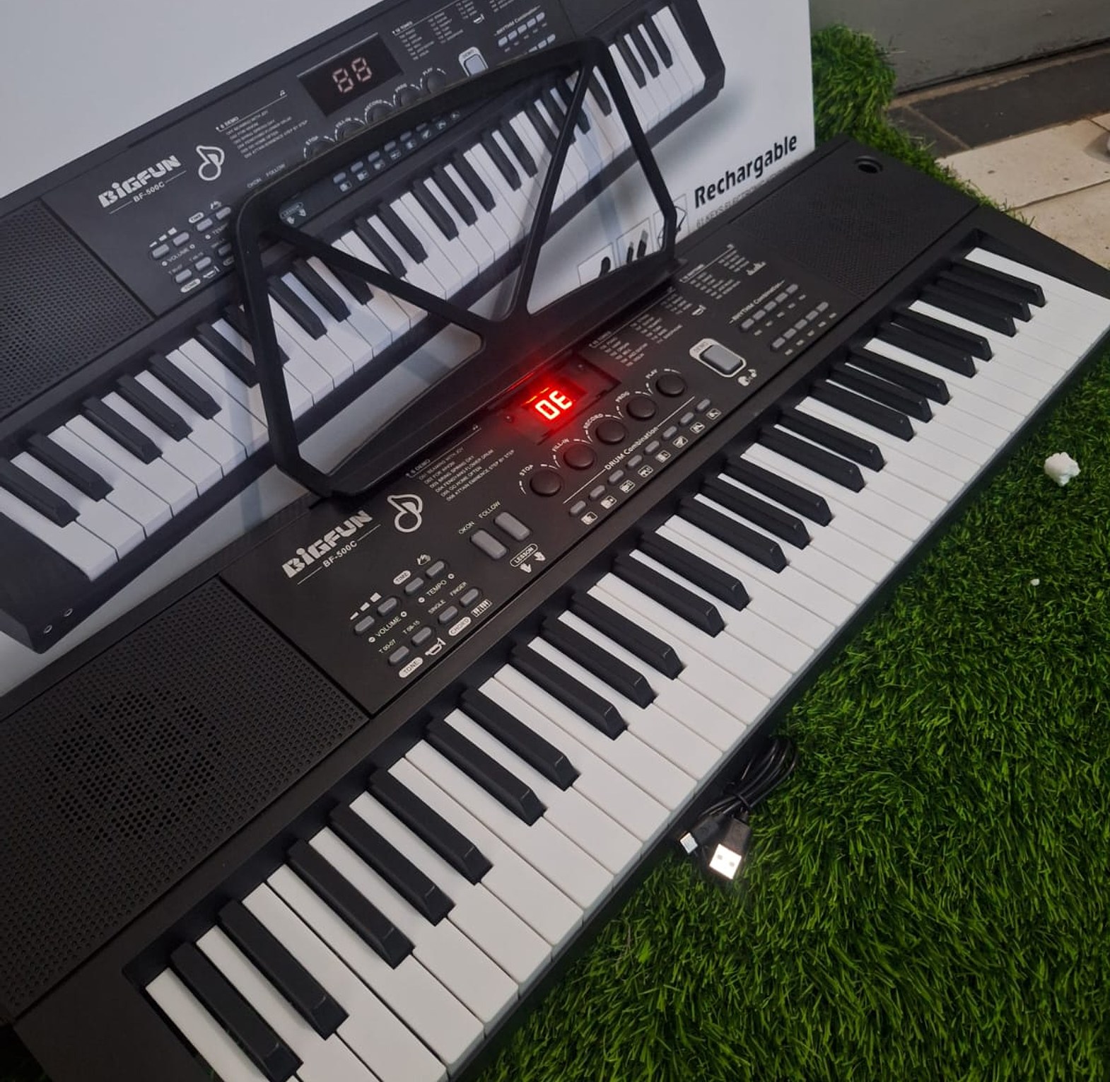 PIANO. BIGFUN 61-key electronic Rechargeable Professional Piano suitable for beginners and music lover With very good sound image
