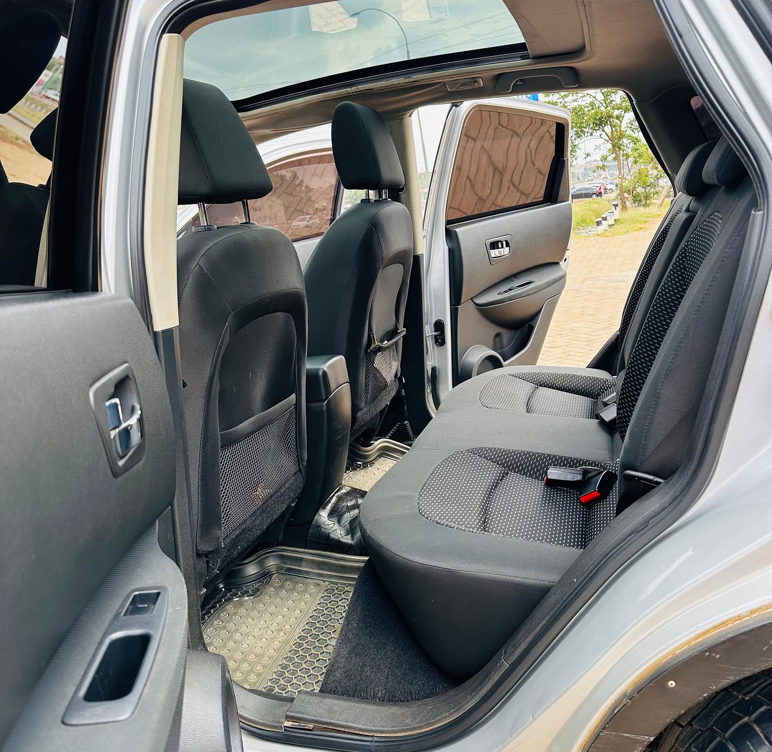 Nissan Daulis KCX, YOM 2012,  Automatic, Rating 2000cc, with Panoramic Moonroof image