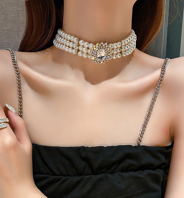 Pearl chunky choker image