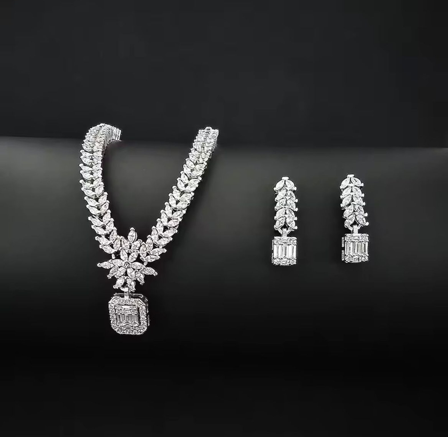Grand Marquise Emerald-Cut Ensemble image
