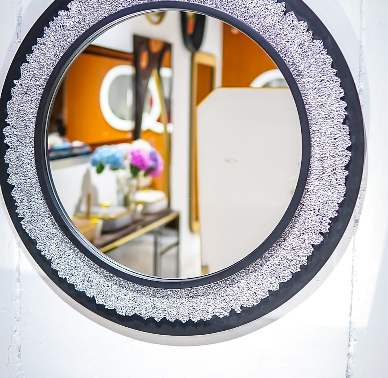 Mirrors image