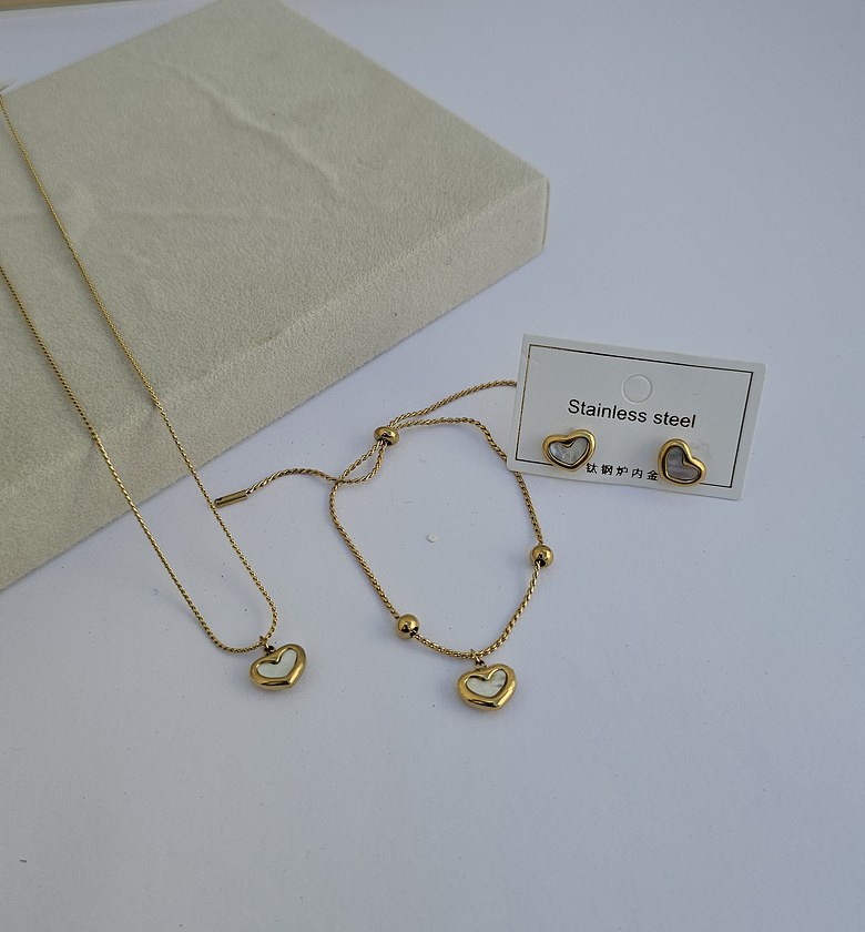 Lovisa set image