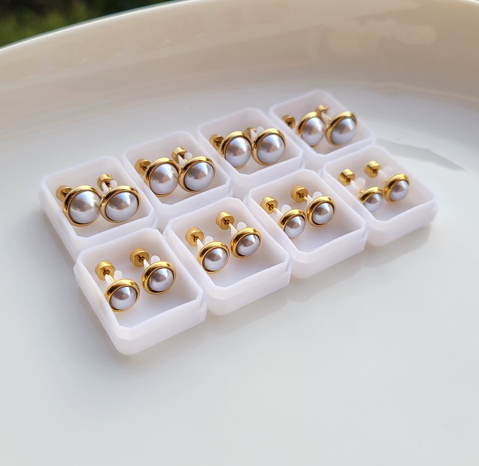 Pearl screw studs image