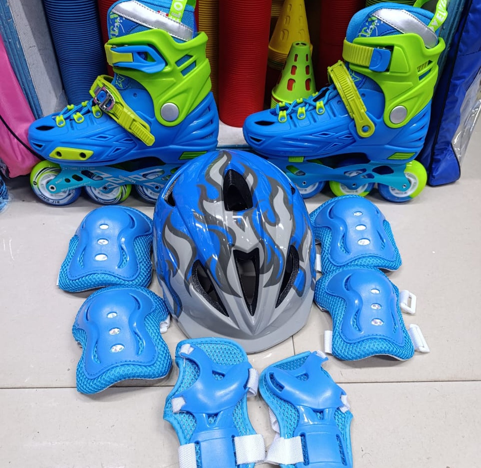Full set hard boot  skates with rubber wheels All wheels glowing size 29 to 40 image
