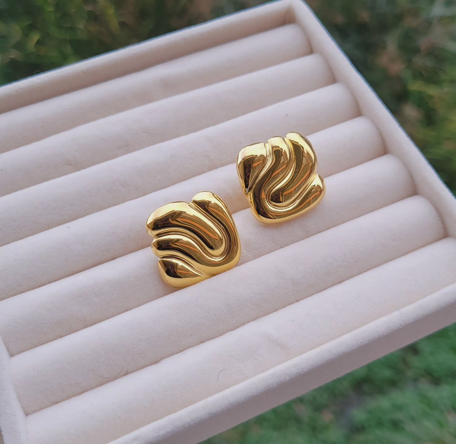 Ribbed hoop image