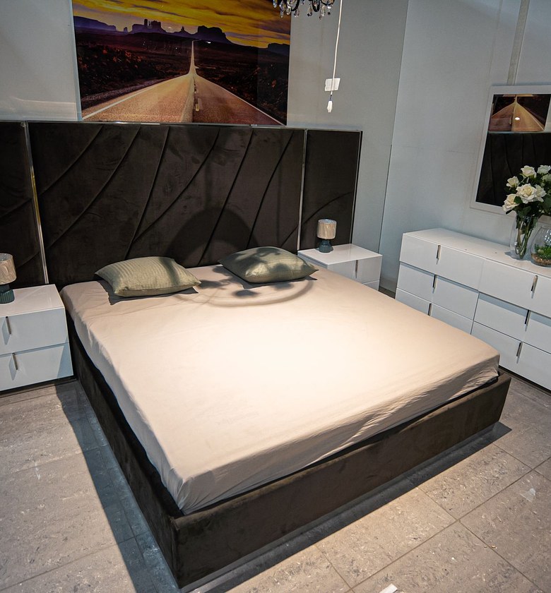 1.8M BED +2XNIGHT STAND,  image