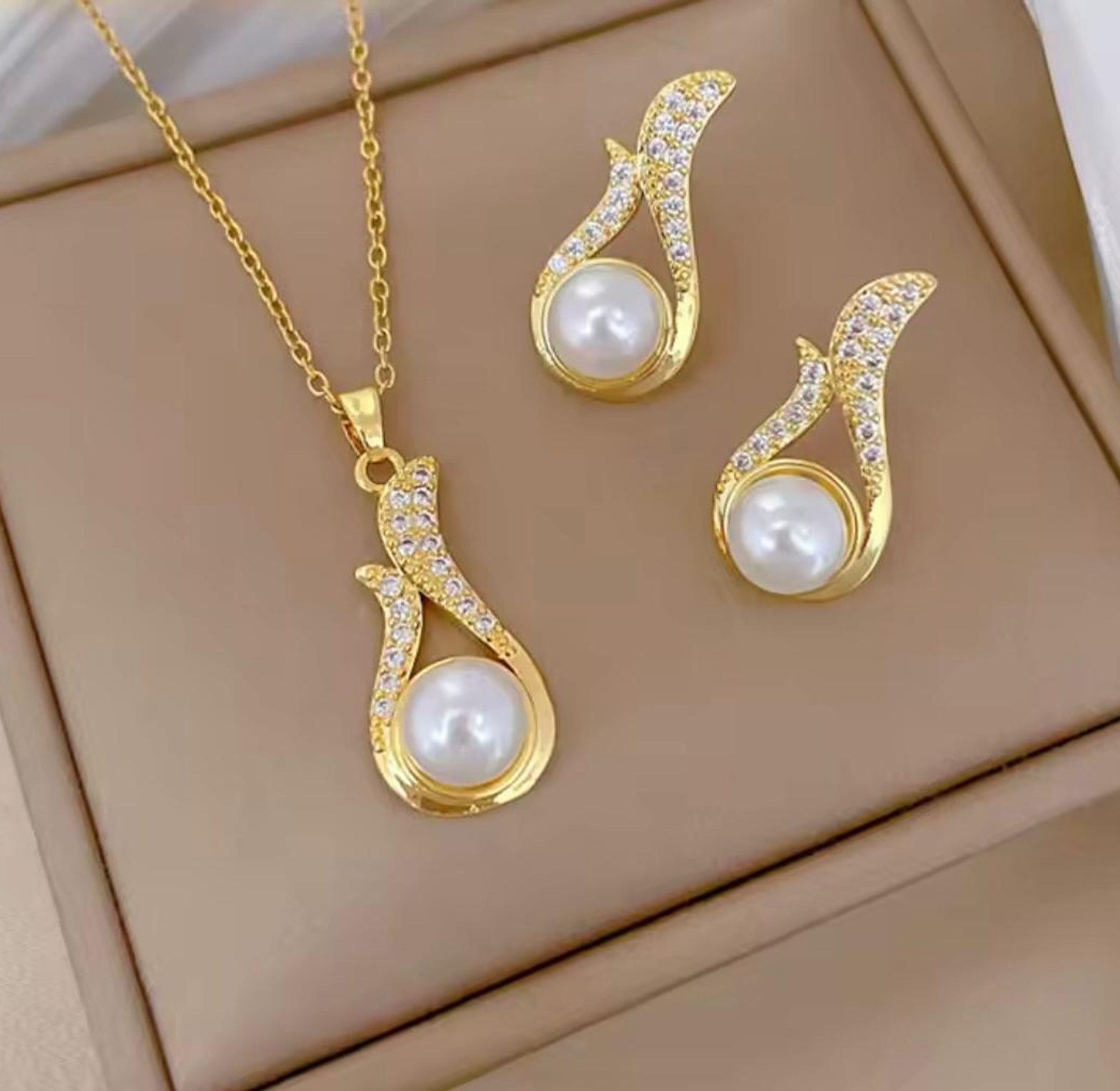 Lumina Marquise Pearl & Pavé Ribbon Set image