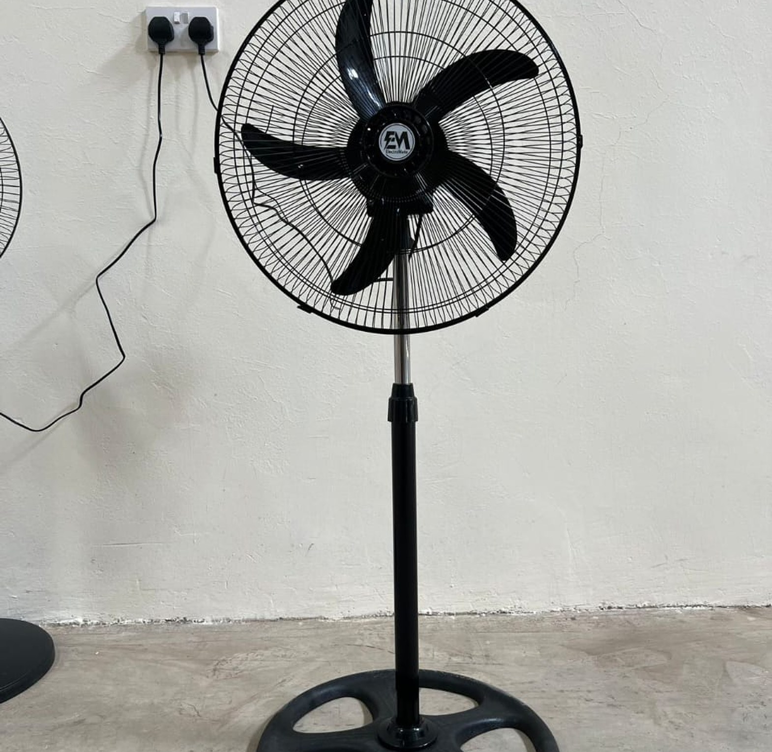 Automatic Free Standing 16-Inch Fan image